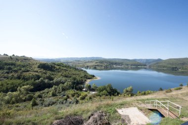 Cincis Gölü, Cincis-Cerna kasabasında yer alır ve Hunedoara 'ya 10 kilometre uzaklıktaki Transilvanya' nın en büyük rezervlerinden biridir.