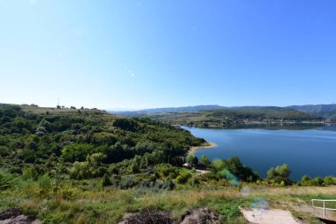 Cincis Gölü, Cincis-Cerna kasabasında yer alır ve Hunedoara 'ya 10 kilometre uzaklıktaki Transilvanya' nın en büyük rezervlerinden biridir.