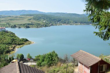 Cincis Gölü, Cincis-Cerna kasabasında yer alır ve Hunedoara 'ya 10 kilometre uzaklıktaki Transilvanya' nın en büyük rezervlerinden biridir.