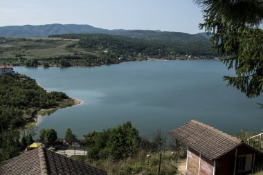 Cincis Gölü, Cincis-Cerna kasabasında yer alır ve Hunedoara 'ya 10 kilometre uzaklıktaki Transilvanya' nın en büyük rezervlerinden biridir.