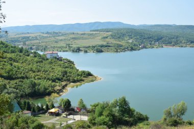Cincis Gölü, Cincis-Cerna kasabasında yer alır ve Hunedoara 'ya 10 kilometre uzaklıktaki Transilvanya' nın en büyük rezervlerinden biridir.