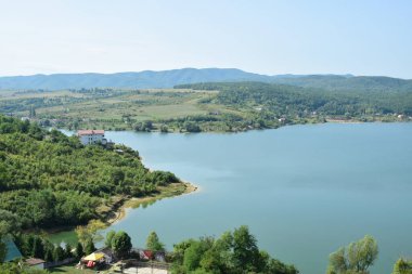 Cincis Gölü, Cincis-Cerna kasabasında yer alır ve Hunedoara 'ya 10 kilometre uzaklıktaki Transilvanya' nın en büyük rezervlerinden biridir.