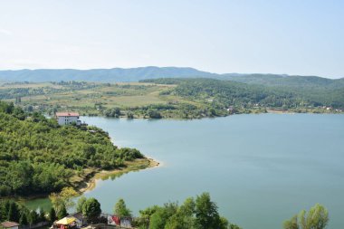 Cincis Gölü, Cincis-Cerna kasabasında yer alır ve Hunedoara 'ya 10 kilometre uzaklıktaki Transilvanya' nın en büyük rezervlerinden biridir.