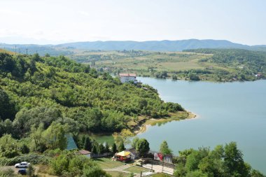 Cincis Gölü, Cincis-Cerna kasabasında yer alır ve Hunedoara 'ya 10 kilometre uzaklıktaki Transilvanya' nın en büyük rezervlerinden biridir.