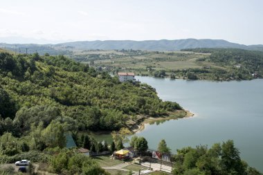 Cincis Gölü, Cincis-Cerna kasabasında yer alır ve Hunedoara 'ya 10 kilometre uzaklıktaki Transilvanya' nın en büyük rezervlerinden biridir.