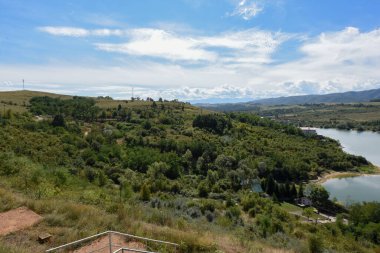 Cincis Gölü, Cincis-Cerna kasabasında yer alır ve Hunedoara 'ya 10 kilometre uzaklıktaki Transilvanya' nın en büyük rezervlerinden biridir.