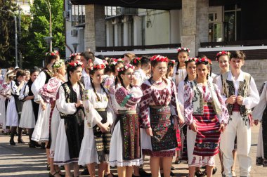 Gorj ilçesinden genç halk dansçıları geometrik ve çiçek desenli dikişli renkli geleneksel ulusal kostümler giyerler.