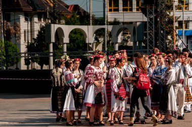 Gorj ilçesinden genç halk dansçıları geometrik ve çiçek desenli dikişli renkli geleneksel ulusal kostümler giyerler.
