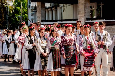 Gorj ilçesinden genç halk dansçıları geometrik ve çiçek desenli dikişli renkli geleneksel ulusal kostümler giyerler.