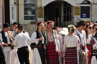 Gorj ilçesinden genç halk dansçıları geometrik ve çiçek desenli dikişli renkli geleneksel ulusal kostümler giyerler.