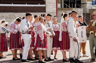 Gorj ilçesinden genç halk dansçıları geometrik ve çiçek desenli dikişli renkli geleneksel ulusal kostümler giyerler.