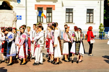 Gorj ilçesinden genç halk dansçıları geometrik ve çiçek desenli dikişli renkli geleneksel ulusal kostümler giyerler.