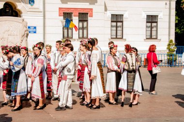 Gorj ilçesinden genç halk dansçıları geometrik ve çiçek desenli dikişli renkli geleneksel ulusal kostümler giyerler.