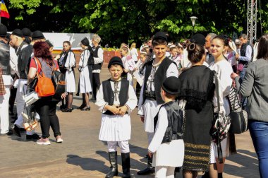 Gorj ilçesinden genç halk dansçıları geometrik ve çiçek desenli dikişli renkli geleneksel ulusal kostümler giyerler.