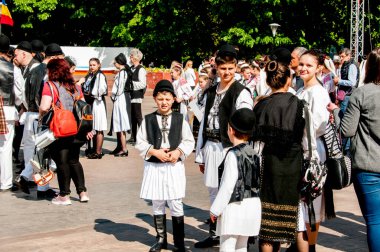 Gorj ilçesinden genç halk dansçıları geometrik ve çiçek desenli dikişli renkli geleneksel ulusal kostümler giyerler.