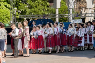 Gorj ilçesinden genç halk dansçıları geometrik ve çiçek desenli dikişli renkli geleneksel ulusal kostümler giyerler.