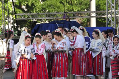 Gorj ilçesinden genç halk dansçıları geometrik ve çiçek desenli dikişli renkli geleneksel ulusal kostümler giyerler.