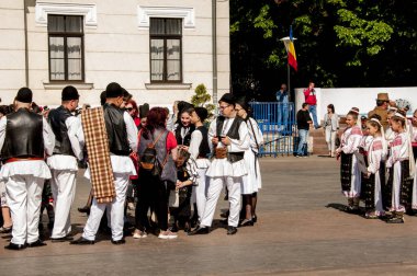 Gorj ilçesinden genç halk dansçıları geometrik ve çiçek desenli dikişli renkli geleneksel ulusal kostümler giyerler.