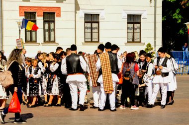 Gorj ilçesinden genç halk dansçıları geometrik ve çiçek desenli dikişli renkli geleneksel ulusal kostümler giyerler.