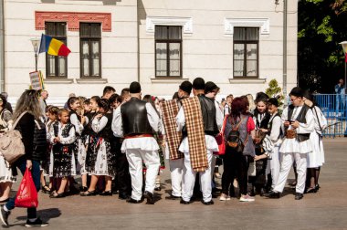Gorj ilçesinden genç halk dansçıları geometrik ve çiçek desenli dikişli renkli geleneksel ulusal kostümler giyerler.