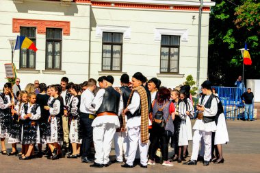 Gorj ilçesinden genç halk dansçıları geometrik ve çiçek desenli dikişli renkli geleneksel ulusal kostümler giyerler.
