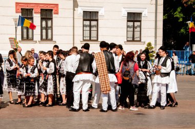 Gorj ilçesinden genç halk dansçıları geometrik ve çiçek desenli dikişli renkli geleneksel ulusal kostümler giyerler.