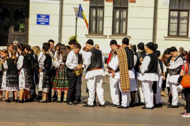 Gorj ilçesinden genç halk dansçıları geometrik ve çiçek desenli dikişli renkli geleneksel ulusal kostümler giyerler.