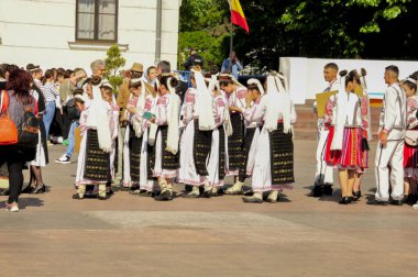 Gorj ilçesinden genç halk dansçıları geometrik ve çiçek desenli dikişli renkli geleneksel ulusal kostümler giyerler.