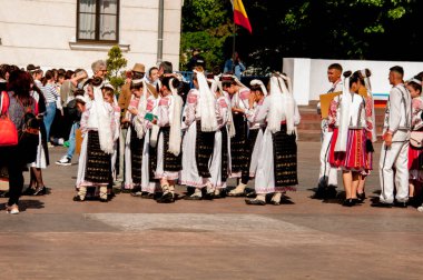 Gorj ilçesinden genç halk dansçıları geometrik ve çiçek desenli dikişli renkli geleneksel ulusal kostümler giyerler.