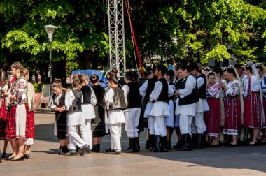 Gorj ilçesinden genç halk dansçıları geometrik ve çiçek desenli dikişli renkli geleneksel ulusal kostümler giyerler.