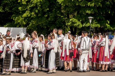 Gorj ilçesinden genç halk dansçıları geometrik ve çiçek desenli dikişli renkli geleneksel ulusal kostümler giyerler.