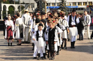 Gorj ilçesinden genç halk dansçıları geometrik ve çiçek desenli dikişli renkli geleneksel ulusal kostümler giyerler.