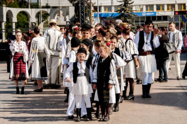 Gorj ilçesinden genç halk dansçıları geometrik ve çiçek desenli dikişli renkli geleneksel ulusal kostümler giyerler.