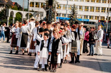 Gorj ilçesinden genç halk dansçıları geometrik ve çiçek desenli dikişli renkli geleneksel ulusal kostümler giyerler.