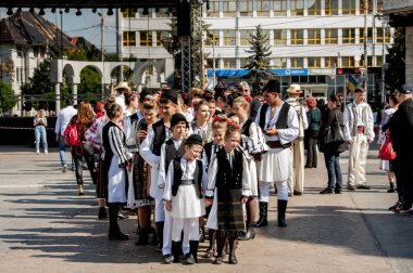 Gorj ilçesinden genç halk dansçıları geometrik ve çiçek desenli dikişli renkli geleneksel ulusal kostümler giyerler.