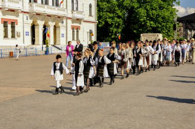 Gorj ilçesinden genç halk dansçıları geometrik ve çiçek desenli dikişli renkli geleneksel ulusal kostümler giyerler.