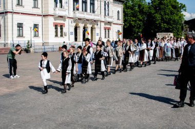 Gorj ilçesinden genç halk dansçıları geometrik ve çiçek desenli dikişli renkli geleneksel ulusal kostümler giyerler.