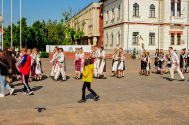 Gorj ilçesinden genç halk dansçıları geometrik ve çiçek desenli dikişli renkli geleneksel ulusal kostümler giyerler.