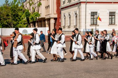 Gorj ilçesinden genç halk dansçıları geometrik ve çiçek desenli dikişli renkli geleneksel ulusal kostümler giyerler.