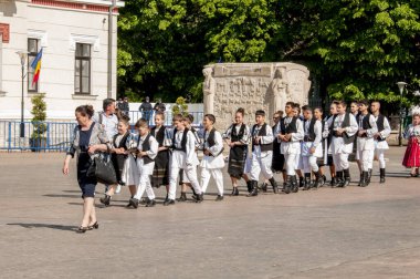 Gorj ilçesinden genç halk dansçıları geometrik ve çiçek desenli dikişli renkli geleneksel ulusal kostümler giyerler.
