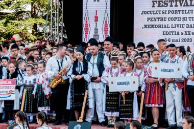 Gorj ilçesinden genç halk dansçıları geometrik ve çiçek desenli dikişli renkli geleneksel ulusal kostümler giyerler.
