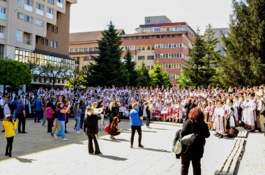 Gorj ilçesinden genç halk dansçıları geometrik ve çiçek desenli dikişli renkli geleneksel ulusal kostümler giyerler.
