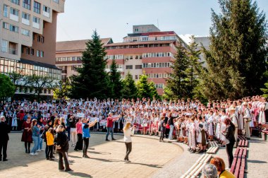 Gorj ilçesinden genç halk dansçıları geometrik ve çiçek desenli dikişli renkli geleneksel ulusal kostümler giyerler.