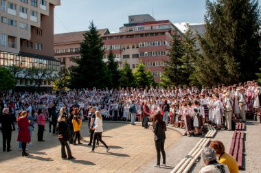 Gorj ilçesinden genç halk dansçıları geometrik ve çiçek desenli dikişli renkli geleneksel ulusal kostümler giyerler.