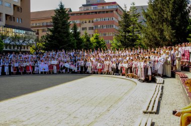 Gorj ilçesinden gelen halk müziği sanatçıları geometrik ve çiçek desenli parlak renkli geleneksel ulusal kostümler giyiyorlar..