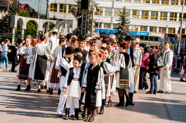Gorj ilçesinden genç halk dansçıları geometrik ve çiçek desenli dikişli renkli geleneksel ulusal kostümler giyerler.