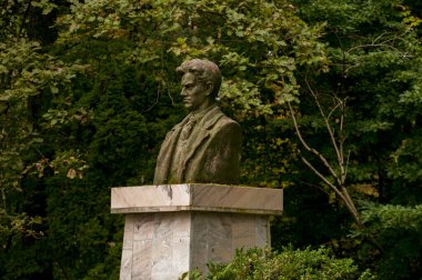 St. Petersburg 'daki bahçede bir anıt..