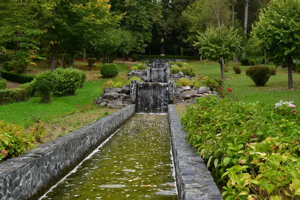 stock image Pond in the Bile Govora city park, a spa resort that appeared and developed in the middle of the 19th century, when General Dr. Zorileanu discovered mineral water springs in this area.