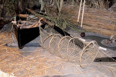 Sudaki eski paslı metal tekne.