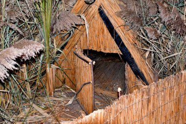 Bahçedeki bir kuş evinin ahşap çiti.